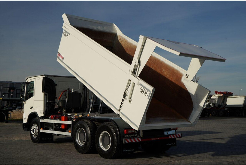 Volvo FMX 550 / 6x4 / WYWROTKA / WOZIDŁO / HARDOX / HYDRAULICZNA KLAPA - Tipper: picture 3 Volvo FMX 550 / 6x4 / WYWROTKA / WOZIDŁO / HARDOX / HYDRAULICZNA KLAPA - Tipper: picture 3
