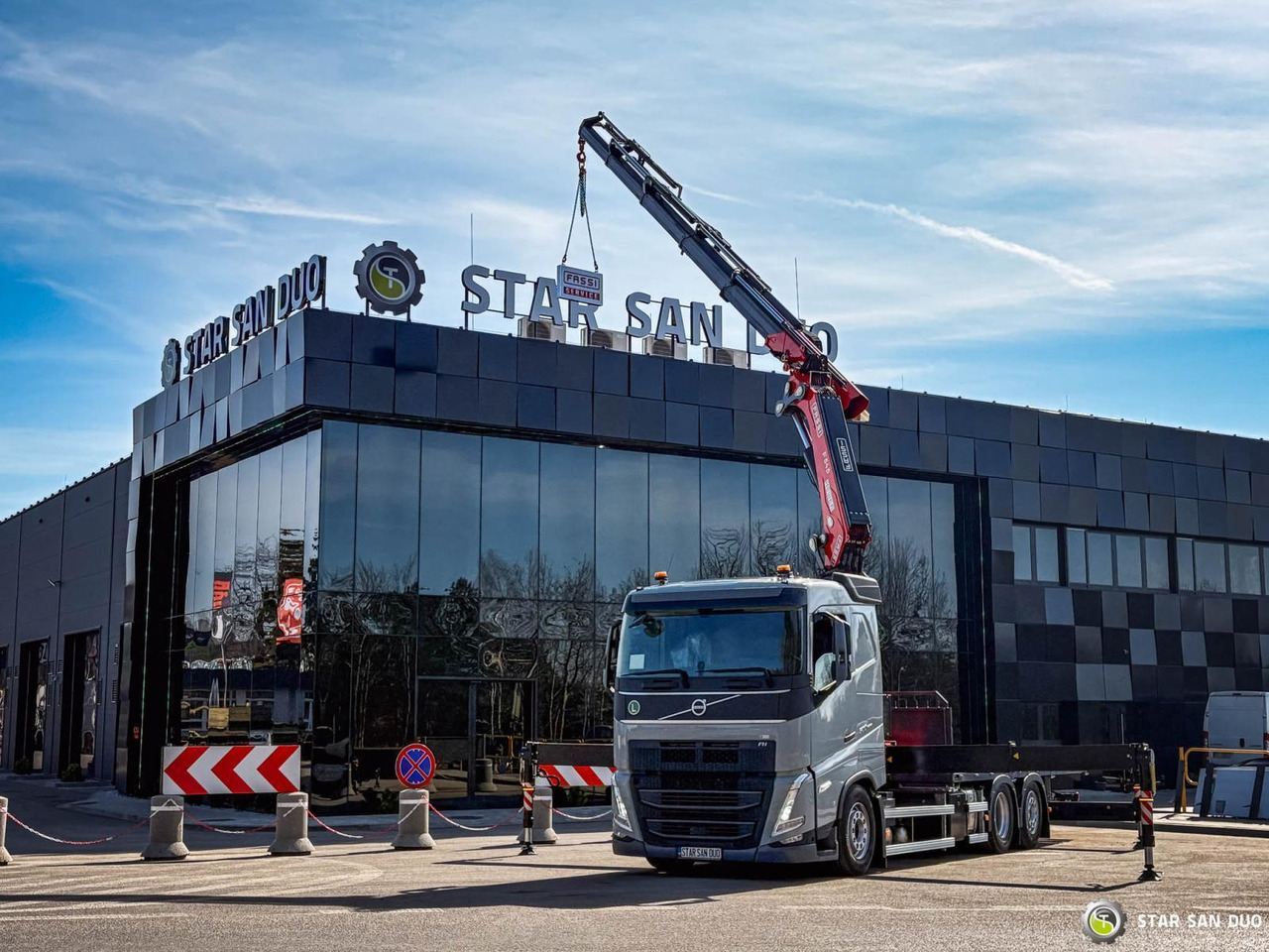 - Crane truck: picture 2 - Crane truck: picture 2