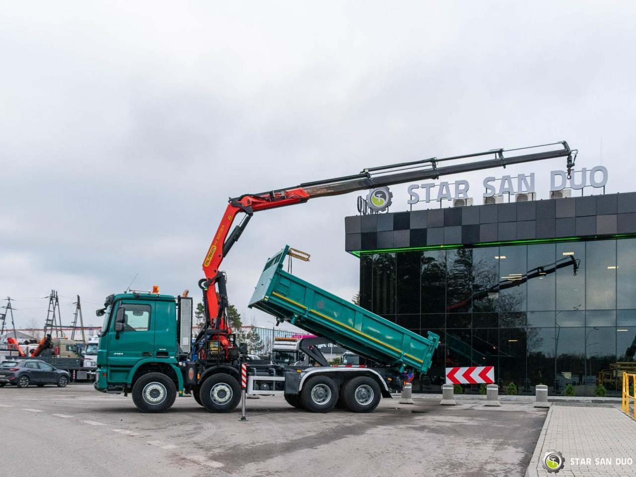 - Crane truck: picture 2 - Crane truck: picture 2