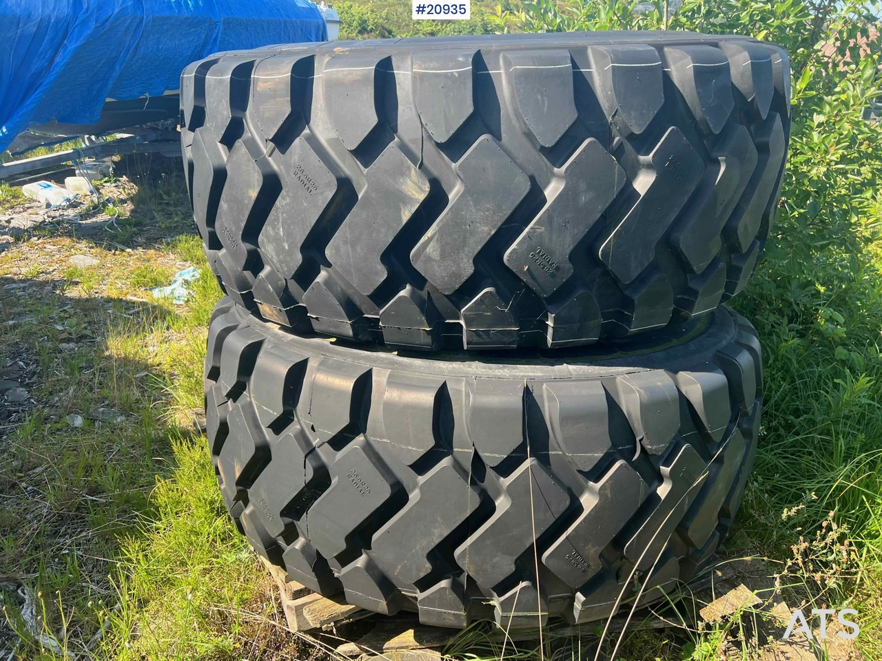 Dekk Til Moxy dumper - Wheel and tire package for Construction machinery: picture 2 Dekk Til Moxy dumper - Wheel and tire package for Construction machinery: picture 2
