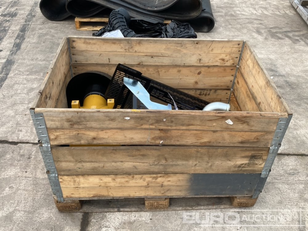Pallet of Filter Housing, Pipe Work, Radiator to suit CAT (2 of) - Spare parts for Construction machinery: picture 3 Pallet of Filter Housing, Pipe Work, Radiator to suit CAT (2 of) - Spare parts for Construction machinery: picture 3