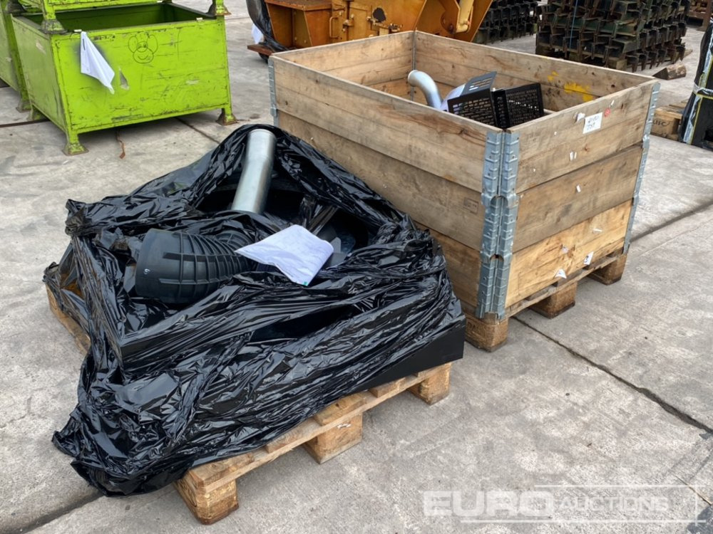 Pallet of Filter Housing, Pipe Work, Radiator to suit CAT (2 of) - Spare parts for Construction machinery: picture 1 Pallet of Filter Housing, Pipe Work, Radiator to suit CAT (2 of) - Spare parts for Construction machinery: picture 1