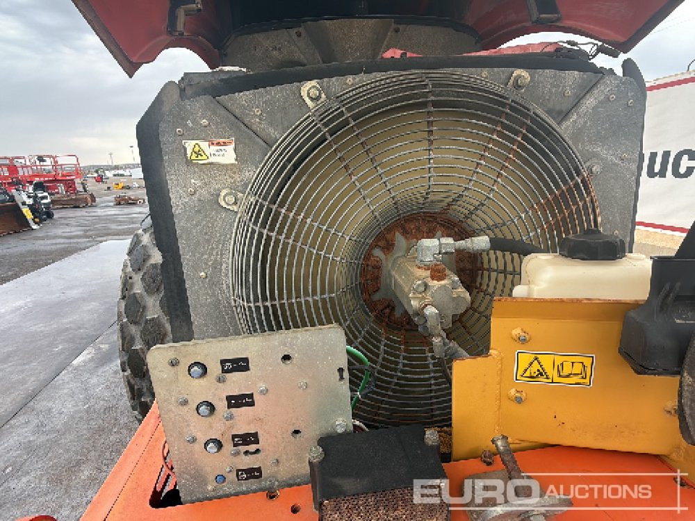 Roller 2011 CAT CS74: picture 30