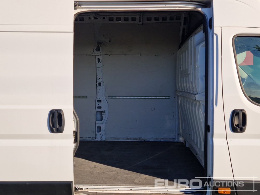 Commercial vehicle 2024 Opel Movano: picture 17