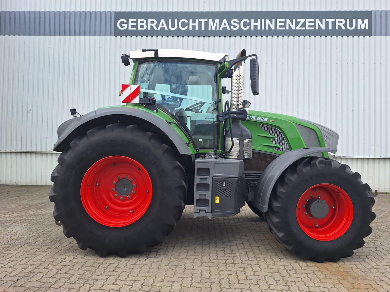 Farm tractor Fendt 828 Vario S4 ProfiPlus: picture 19
