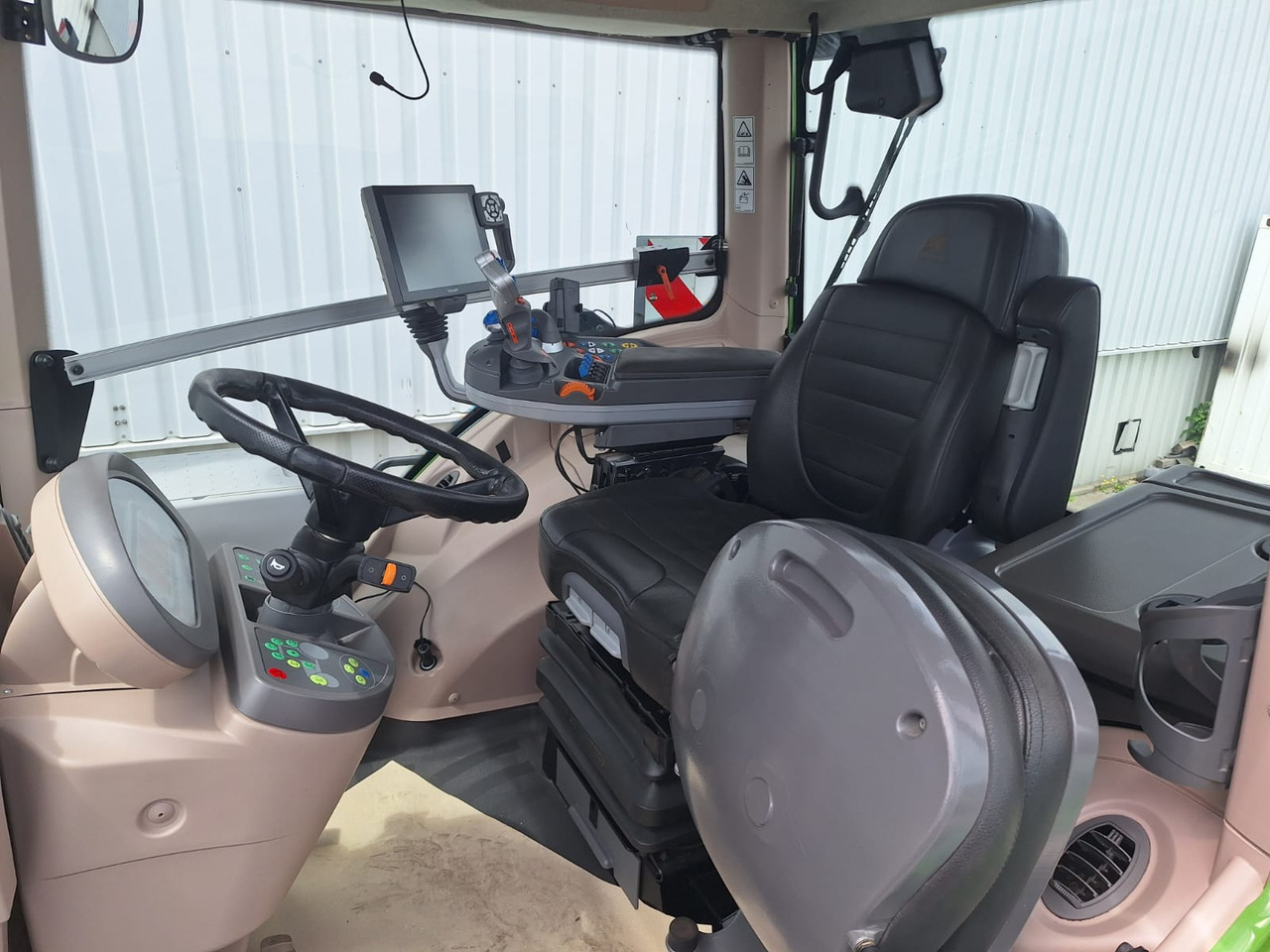 Farm tractor Fendt 828 Vario S4 ProfiPlus: picture 7