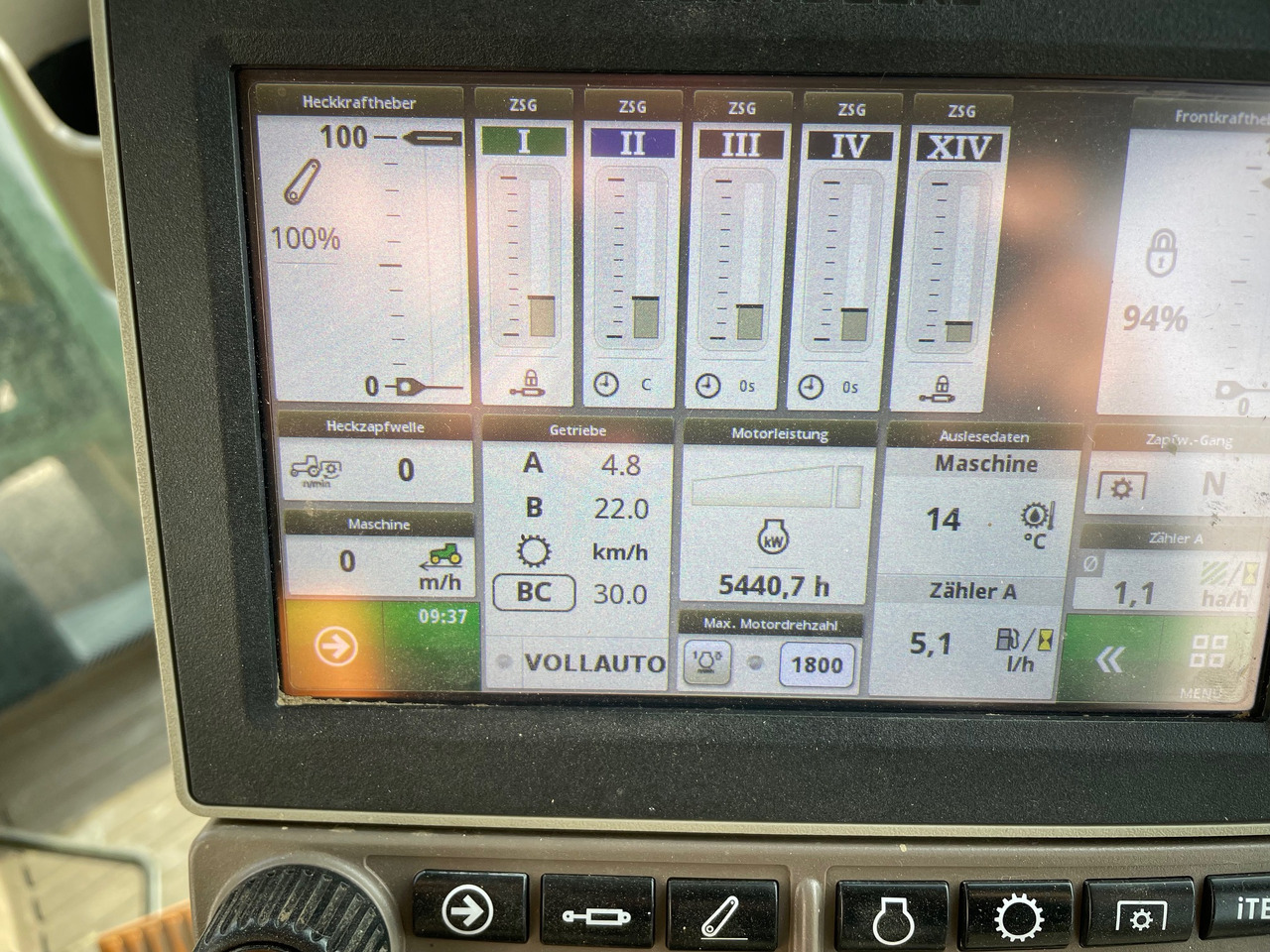 John Deere 6145R - Farm tractor: picture 2 John Deere 6145R - Farm tractor: picture 2