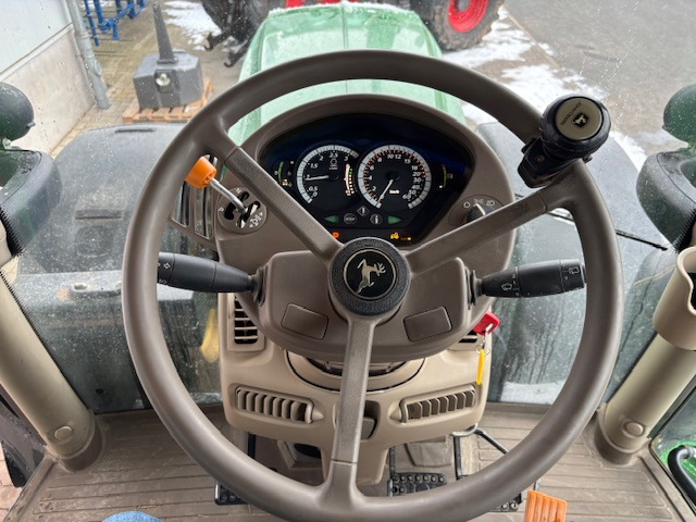 John Deere 6155 R - Farm tractor: picture 2 John Deere 6155 R - Farm tractor: picture 2