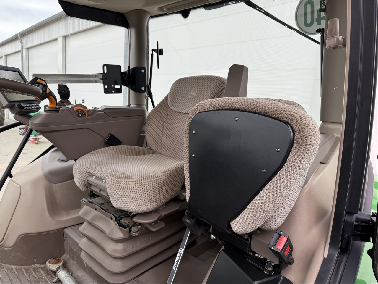 Farm tractor John Deere 6250 R: picture 16