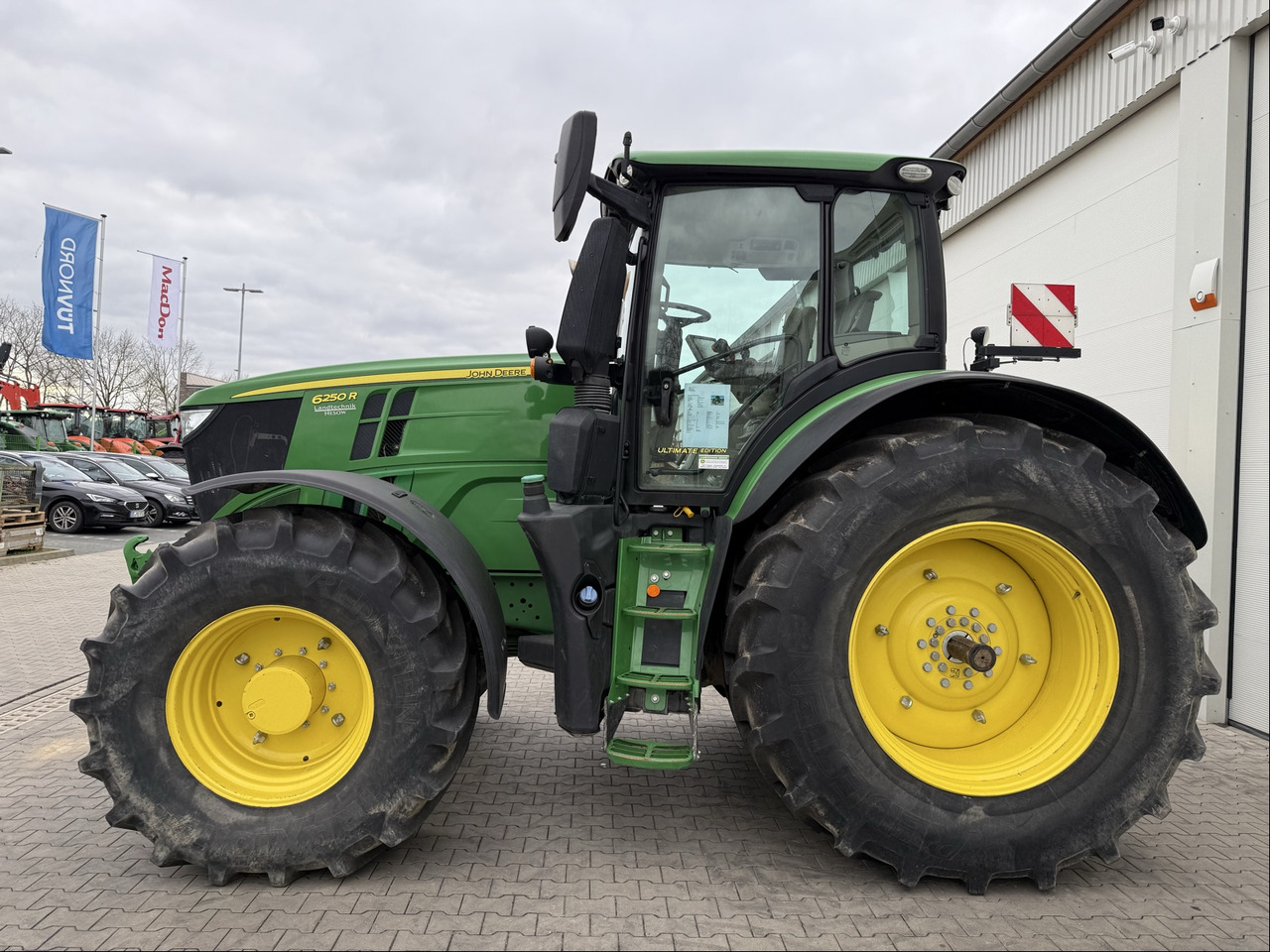 John Deere 6250 R - Farm tractor: picture 2 John Deere 6250 R - Farm tractor: picture 2