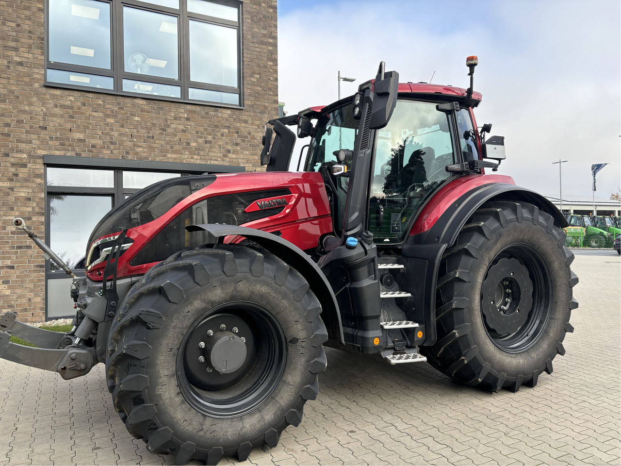 Valtra Q265 - Farm tractor: picture 1 Valtra Q265 - Farm tractor: picture 1