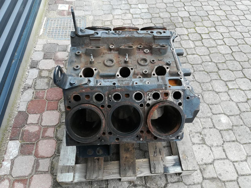 Mercedes-Benz OM501LA - Crankcase for Truck: picture 4 Mercedes-Benz OM501LA - Crankcase for Truck: picture 4