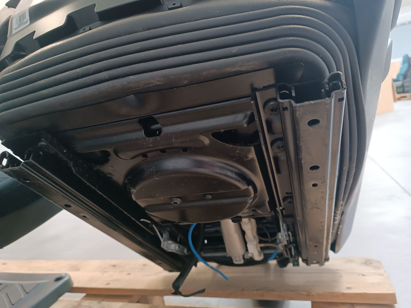 Mercedes-Benz RH+LH - DX+SX - Seat for Truck: picture 5 Mercedes-Benz RH+LH - DX+SX - Seat for Truck: picture 5