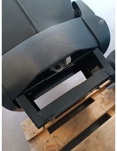 Mercedes-Benz RH+LH - DX+SX - Seat for Truck: picture 3 Mercedes-Benz RH+LH - DX+SX - Seat for Truck: picture 3