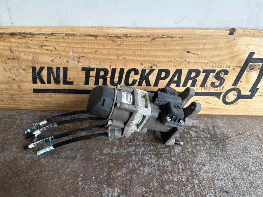 VOLVO FOOT BRAKE VALVE 21390592 - Brake valve for Truck: picture 1 VOLVO FOOT BRAKE VALVE 21390592 - Brake valve for Truck: picture 1