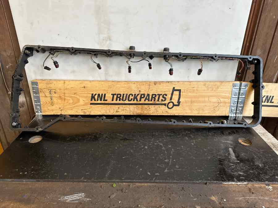 VOLVO VALVE COVER 22103872 - Engine and parts for Truck: picture 2 VOLVO VALVE COVER 22103872 - Engine and parts for Truck: picture 2