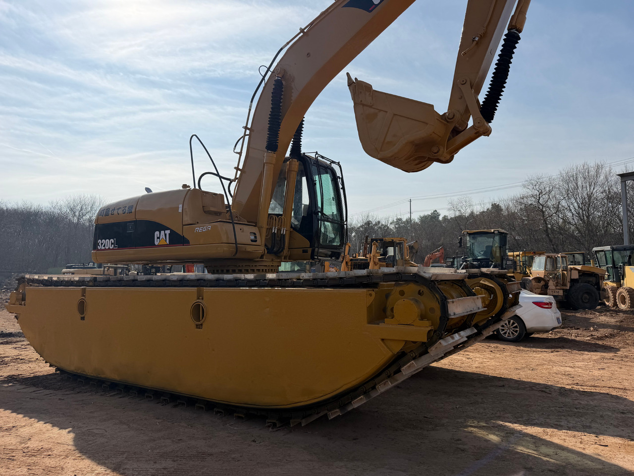CAT 320CL - Amphibious excavator: picture 1 CAT 320CL - Amphibious excavator: picture 1