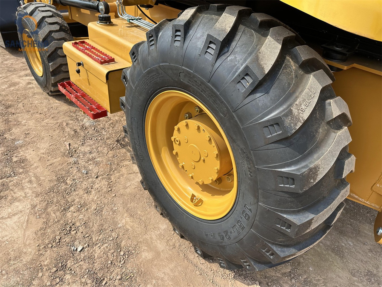 Backhoe loader CAT 420F2: picture 8