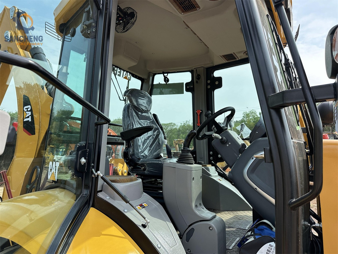 Backhoe loader CAT 420F2: picture 13