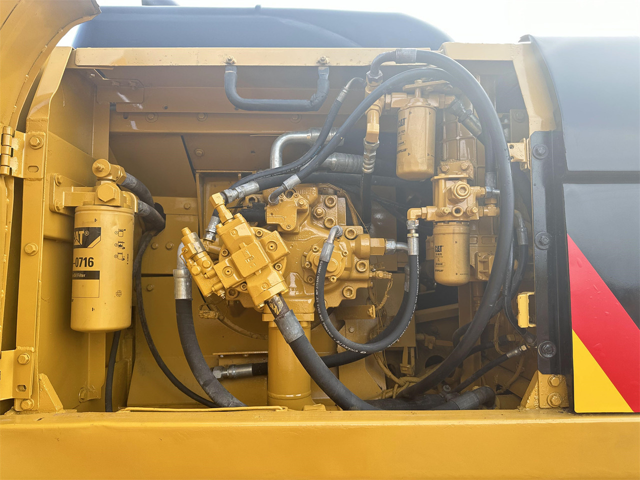 Crawler excavator CATERPILLAR 330D: picture 8