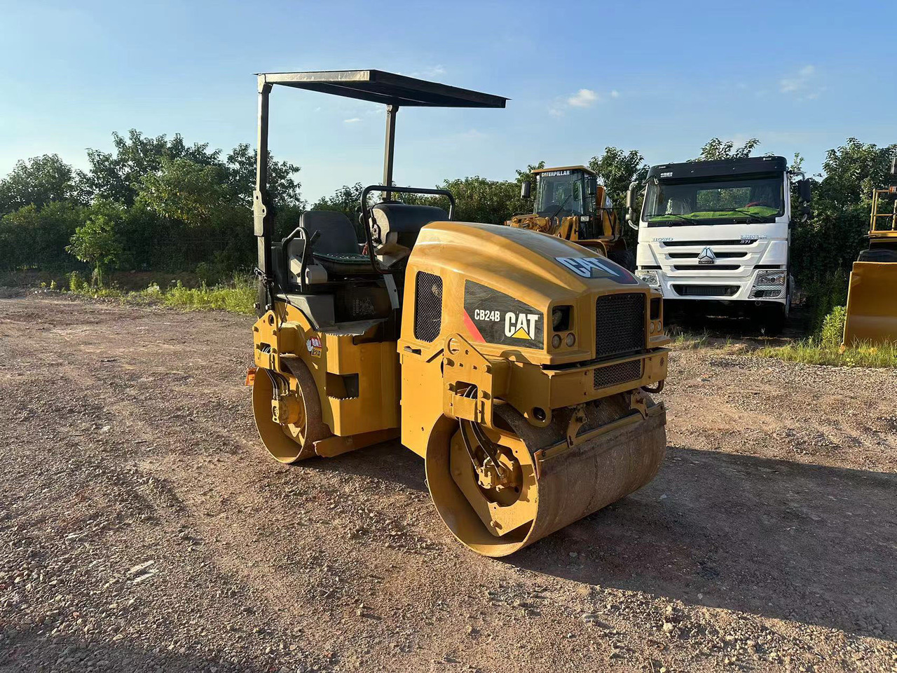 CATERPILLAR CB24B - Roller: picture 2 CATERPILLAR CB24B - Roller: picture 2