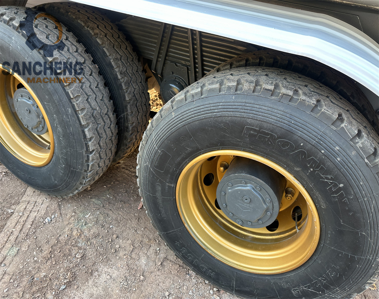 SINOTRUK HOWO 371 6x4 Water Tanker Truck - Tanker truck: picture 5 SINOTRUK HOWO 371 6x4 Water Tanker Truck - Tanker truck: picture 5