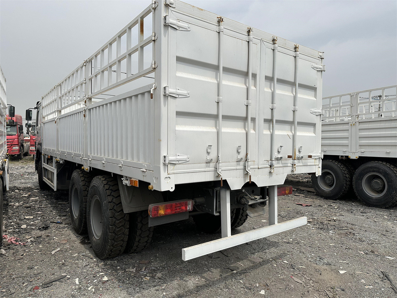 Livestock truck for transportation of animals SINOTRUK HOWO 371 Cargo truck: picture 7 Livestock truck for transportation of animals SINOTRUK HOWO 371 Cargo truck: picture 7