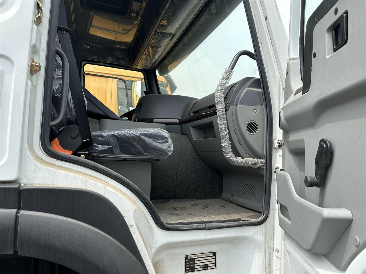 Livestock truck for transportation of animals SINOTRUK HOWO 371 Cargo truck: picture 9 Livestock truck for transportation of animals SINOTRUK HOWO 371 Cargo truck: picture 9