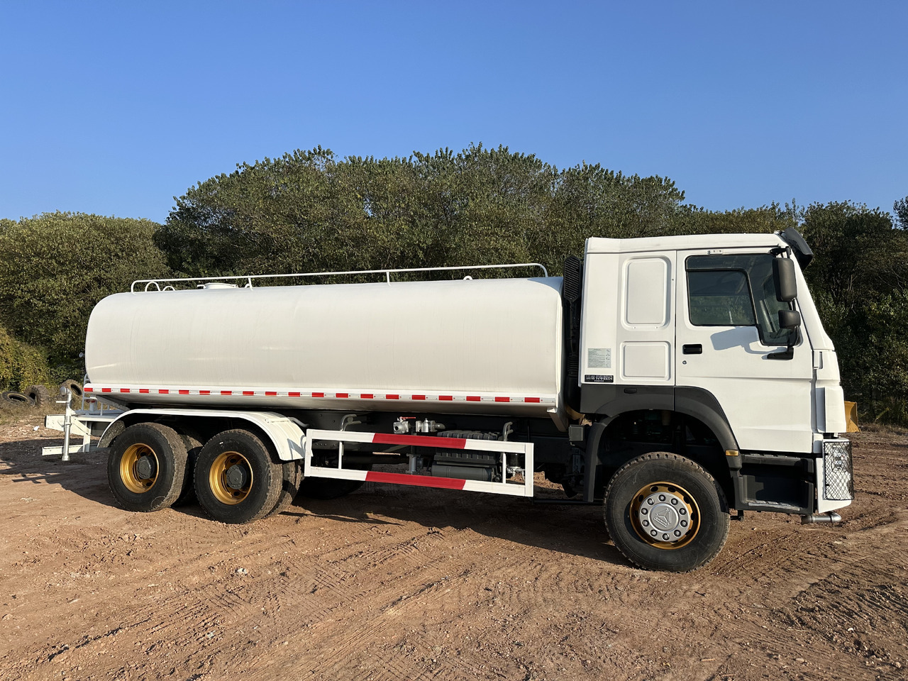 SINOTRUK HOWO 371 Water Tanker Truck - Tanker truck: picture 3 SINOTRUK HOWO 371 Water Tanker Truck - Tanker truck: picture 3
