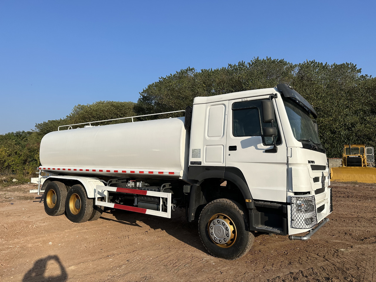 SINOTRUK HOWO 371 Water Tanker Truck - Tanker truck: picture 3 SINOTRUK HOWO 371 Water Tanker Truck - Tanker truck: picture 3