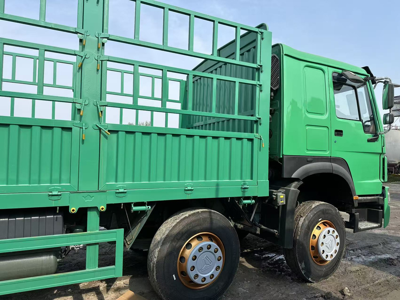 Leasing of SINOTRUK HOWO 420hp 8x4 fence truck SINOTRUK HOWO 420hp 8x4 fence truck: picture 7