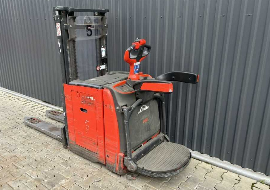 Linde D10AP - Stacker: picture 3 Linde D10AP - Stacker: picture 3