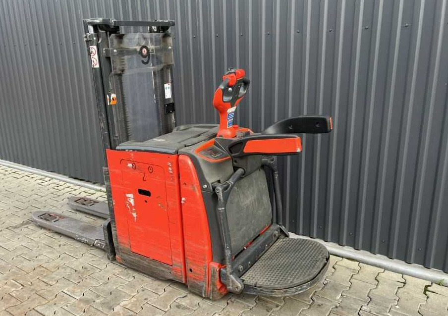 Linde D10AP - Stacker: picture 3 Linde D10AP - Stacker: picture 3