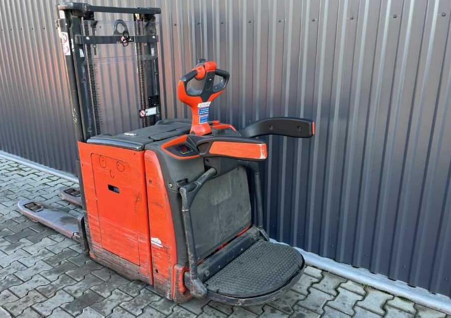Linde D10AP - Stacker: picture 3 Linde D10AP - Stacker: picture 3