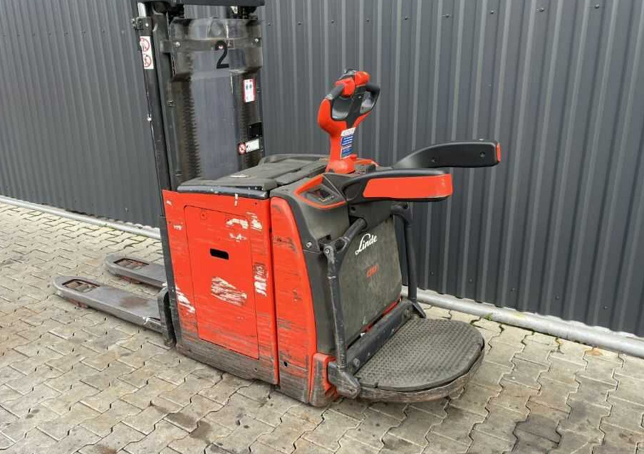 Linde D10AP - Stacker: picture 3 Linde D10AP - Stacker: picture 3