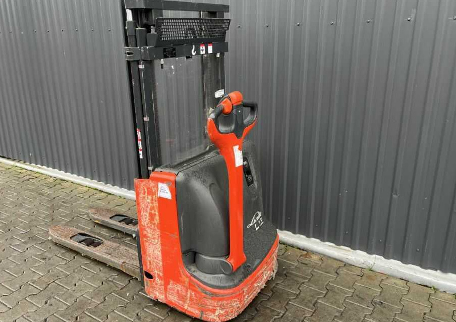 Linde L12 - Stacker: picture 3 Linde L12 - Stacker: picture 3
