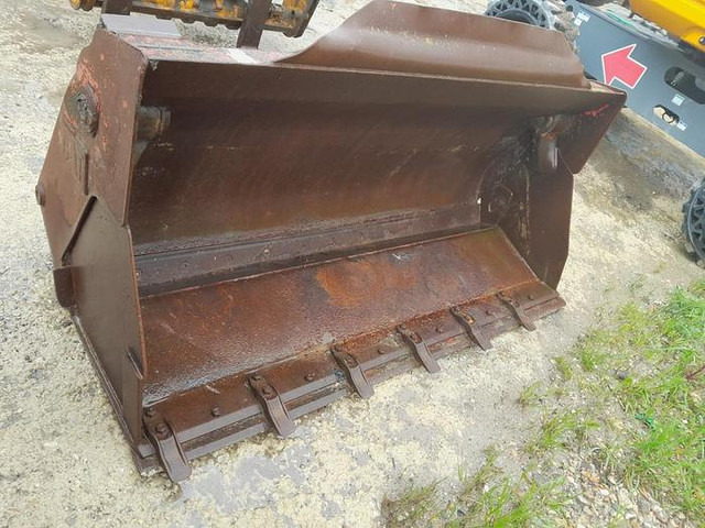 Caterpillar 908 - Bucket: picture 1 Caterpillar 908 - Bucket: picture 1