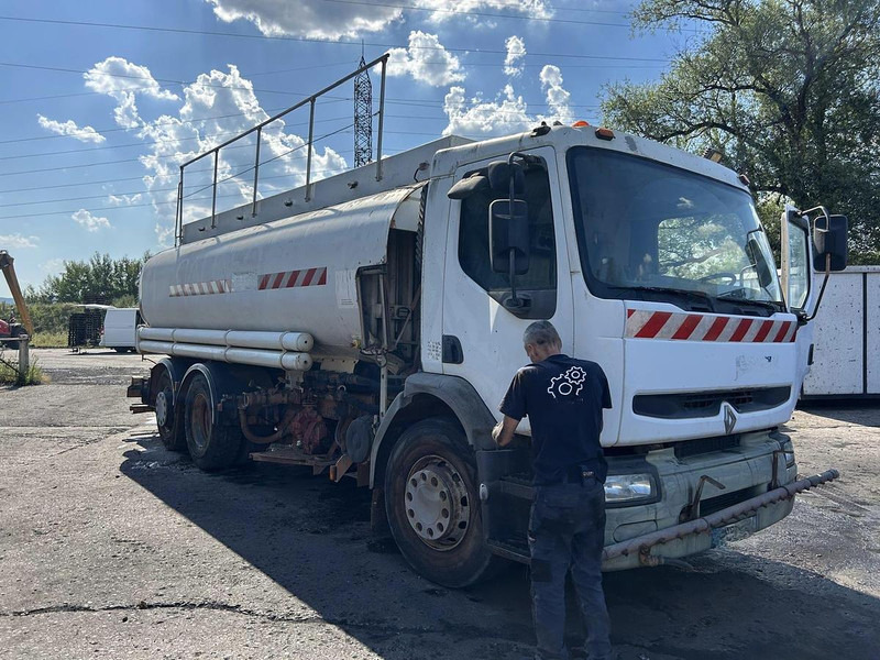 Renault 320 - Tanker truck: picture 3 Renault 320 - Tanker truck: picture 3