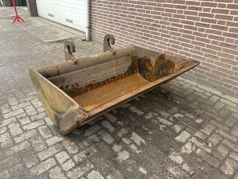 CW30 - Bucket for Construction machinery: picture 3 CW30 - Bucket for Construction machinery: picture 3