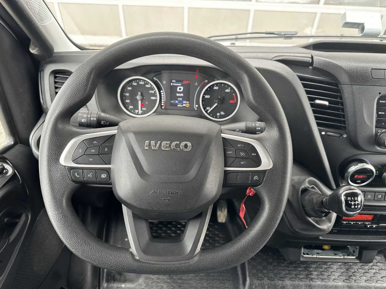 Tipper van Iveco 70C18H 3-S.Kipper *R.3750mm*7Sitze*AHK*: picture 10 Tipper van Iveco 70C18H 3-S.Kipper *R.3750mm*7Sitze*AHK*: picture 10