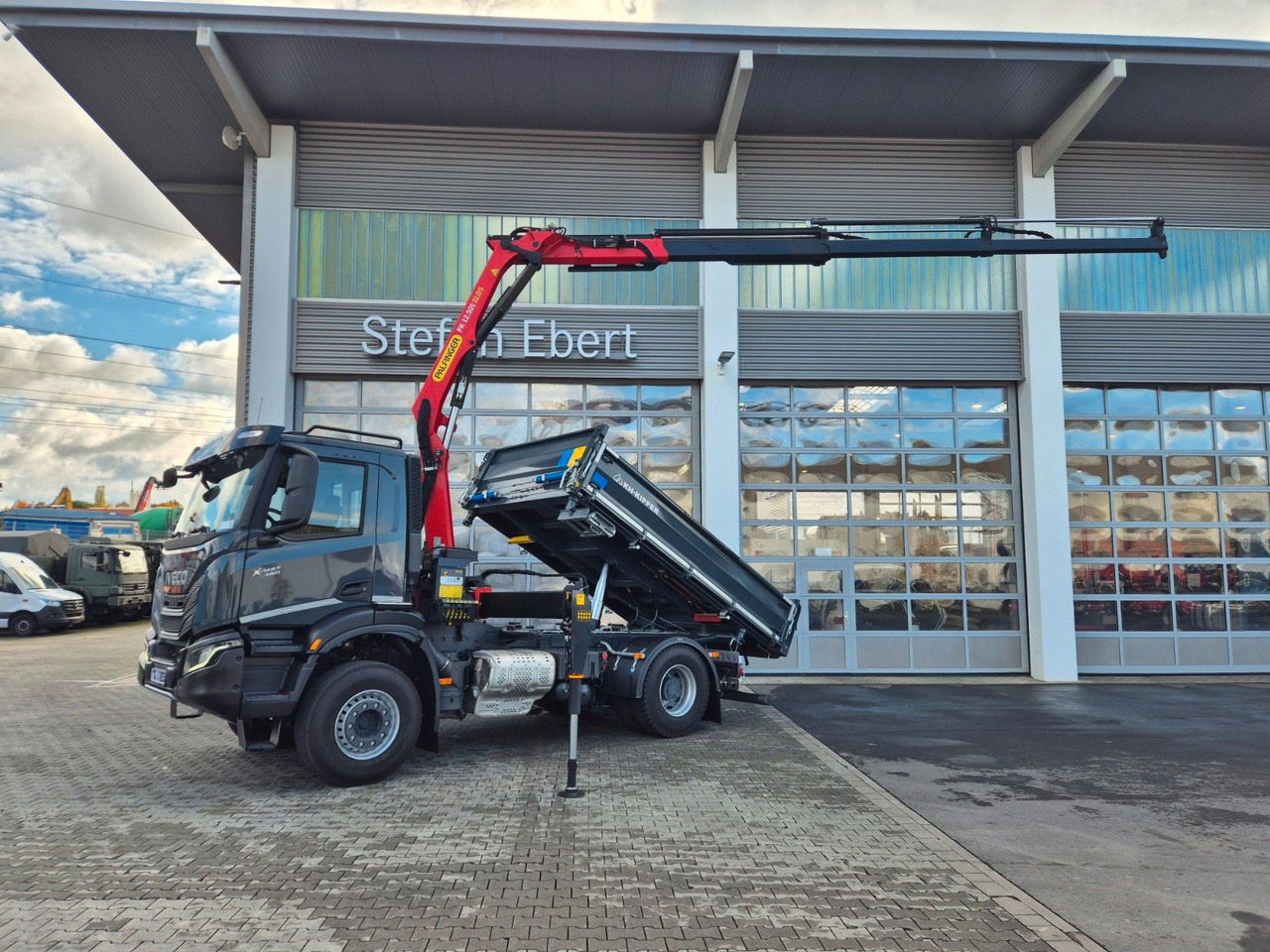 Iveco AD200X46/P HR OFF Palfinger PK 12.501 Funk AHK - Tipper, Crane truck: picture 5 Iveco AD200X46/P HR OFF Palfinger PK 12.501 Funk AHK - Tipper, Crane truck: picture 5