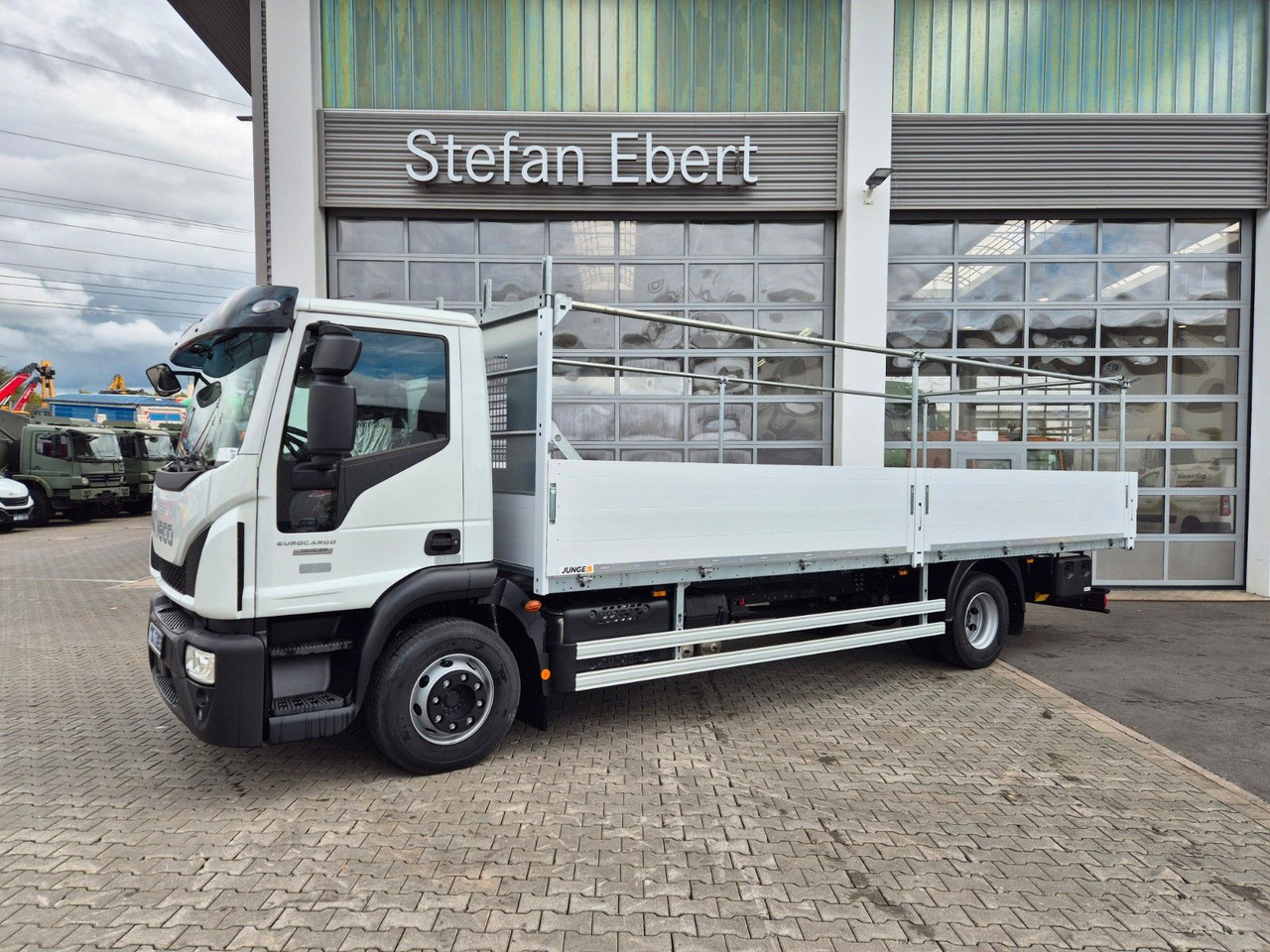 Iveco Eurocargo ML140E28/P Gerüstbau 3 Sitze AHK Klima - Dropside/ Flatbed truck: picture 3 Iveco Eurocargo ML140E28/P Gerüstbau 3 Sitze AHK Klima - Dropside/ Flatbed truck: picture 3
