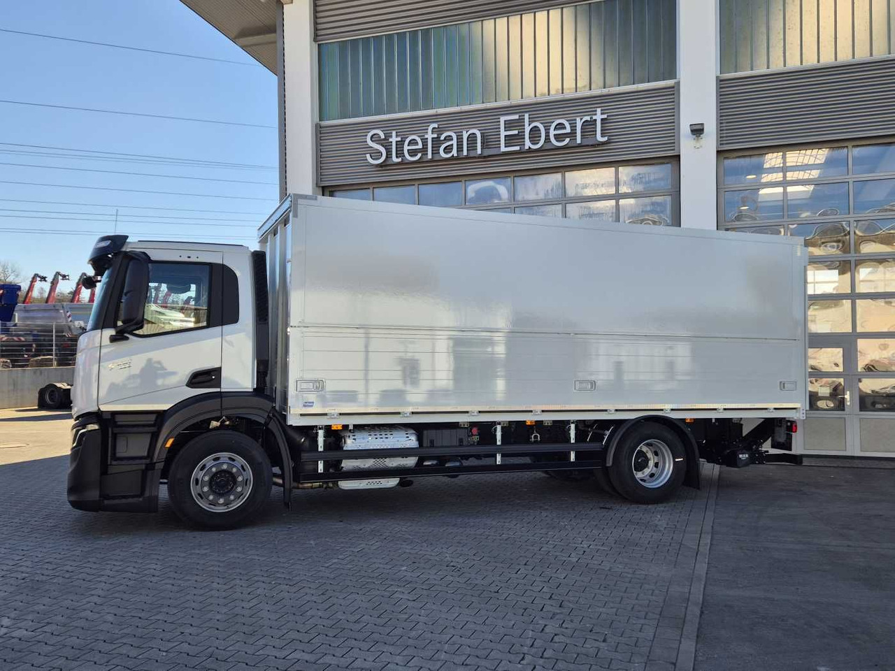 Iveco S-Way AD190S40/FP Böse Schwenkwand LBW 2x AHK - Beverage truck: picture 3 Iveco S-Way AD190S40/FP Böse Schwenkwand LBW 2x AHK - Beverage truck: picture 3
