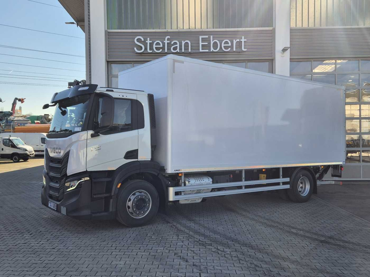 Iveco S-Way AD190S40/P Junge AHK LBW 2.000kg - Box truck: picture 3 Iveco S-Way AD190S40/P Junge AHK LBW 2.000kg - Box truck: picture 3