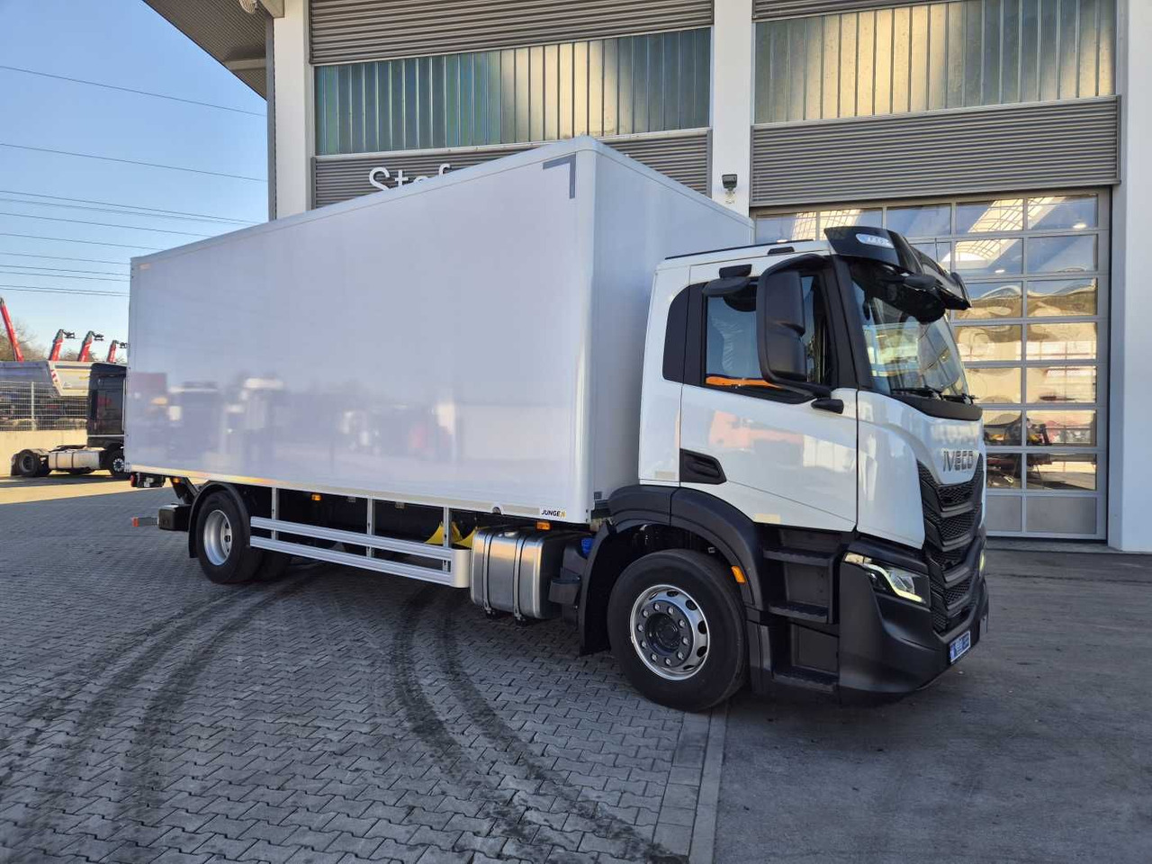 Iveco S-Way AD190S40/P Junge AHK LBW 2.000kg - Box truck: picture 4 Iveco S-Way AD190S40/P Junge AHK LBW 2.000kg - Box truck: picture 4