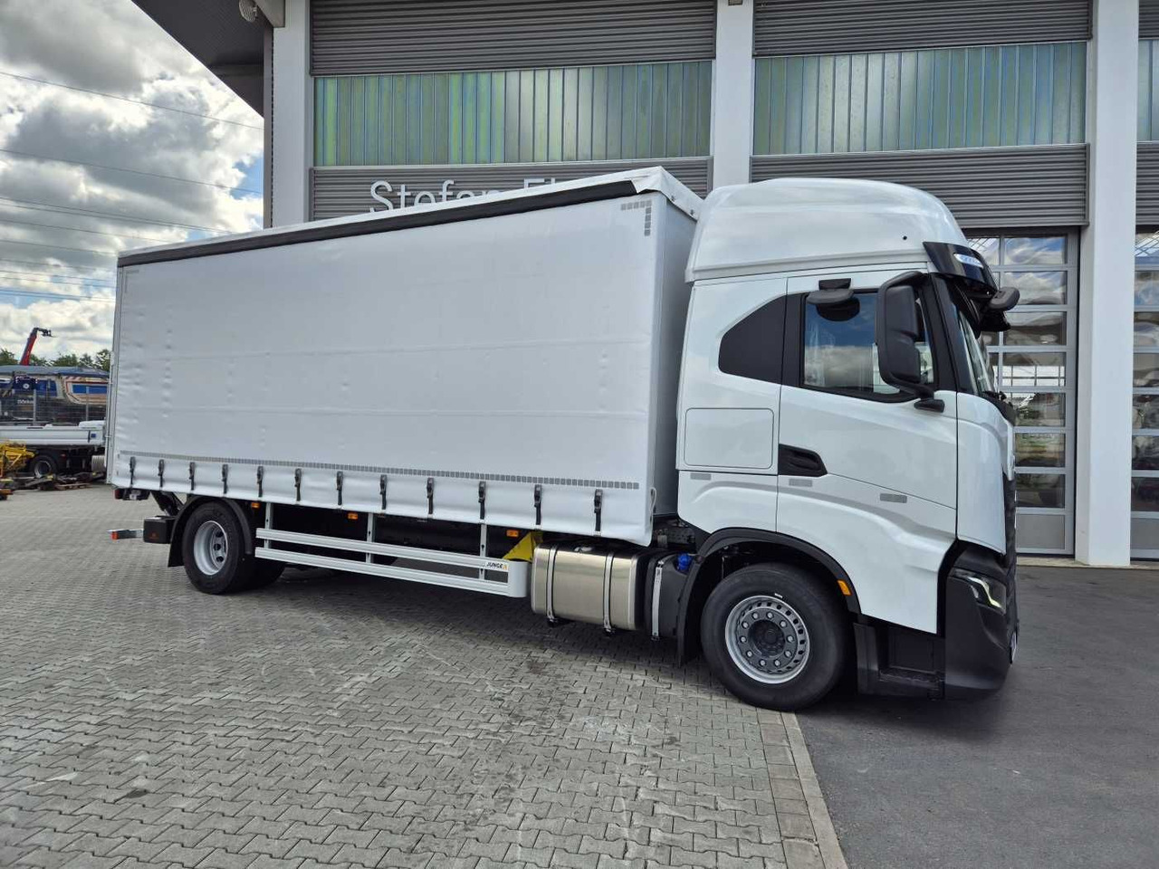 Iveco S-Way AS190S42/P Schiebeplanen LBW 2.000kg AHK - Curtain side truck: picture 2 Iveco S-Way AS190S42/P Schiebeplanen LBW 2.000kg AHK - Curtain side truck: picture 2
