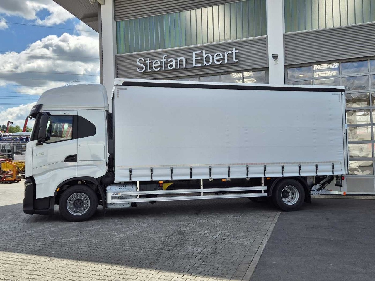 Iveco S-Way AS190S42/P Schiebeplanen LBW 2.000kg AHK - Curtain side truck: picture 3 Iveco S-Way AS190S42/P Schiebeplanen LBW 2.000kg AHK - Curtain side truck: picture 3