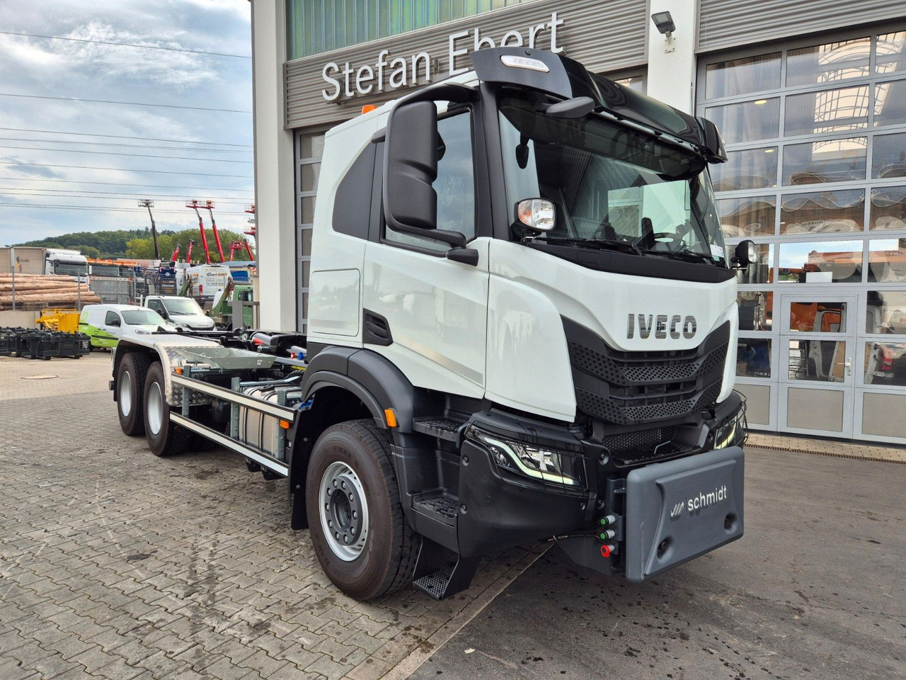 Iveco X-Way AT300X48Z/P HR OFF 6x4 Hiab Winterdienst - Hook lift truck: picture 3 Iveco X-Way AT300X48Z/P HR OFF 6x4 Hiab Winterdienst - Hook lift truck: picture 3