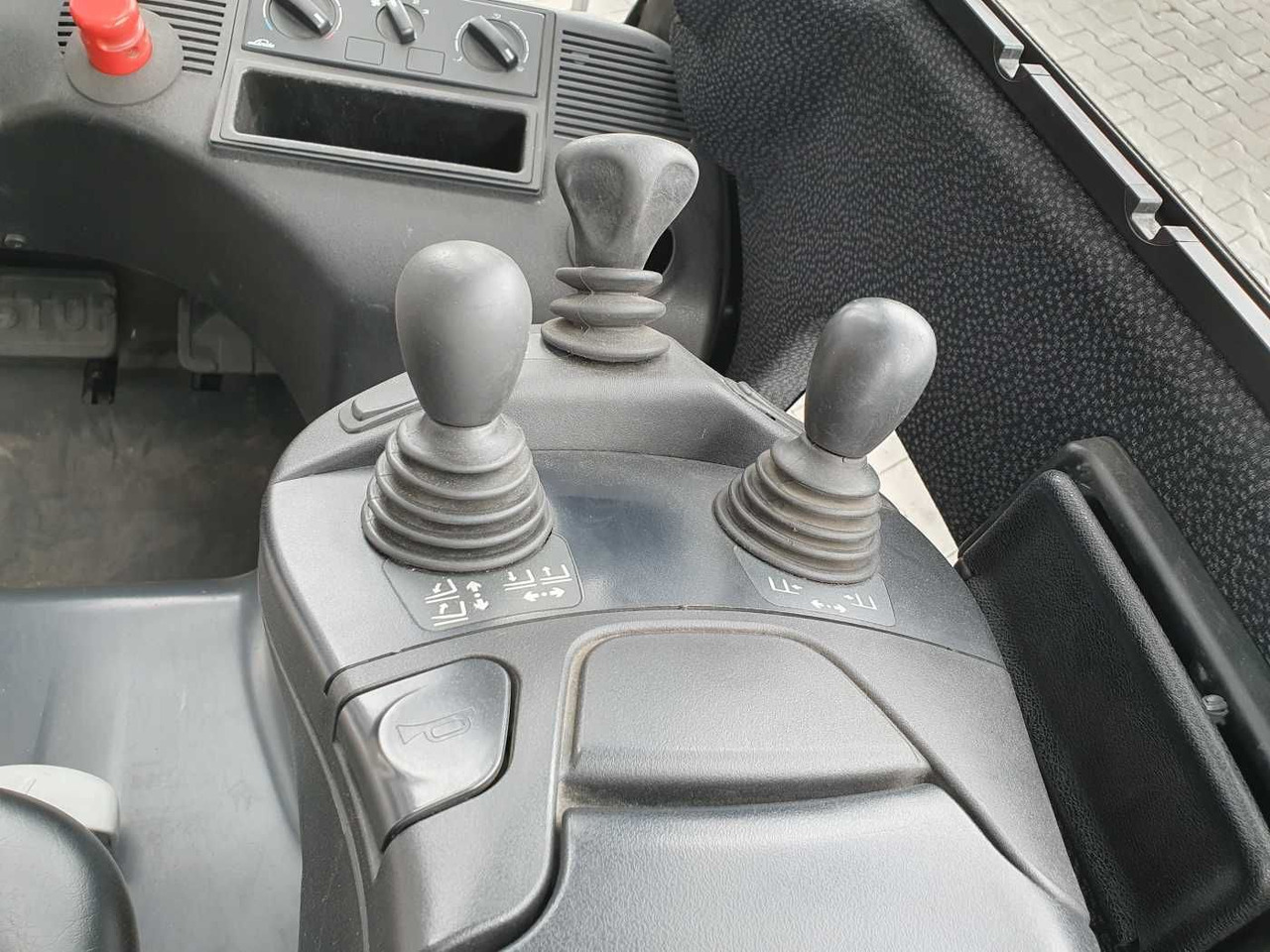 Electric forklift Linde E14 - 02 / Triplex: 4.00m! / SS / nur 2.119h!: picture 12 Electric forklift Linde E14 - 02 / Triplex: 4.00m! / SS / nur 2.119h!: picture 12