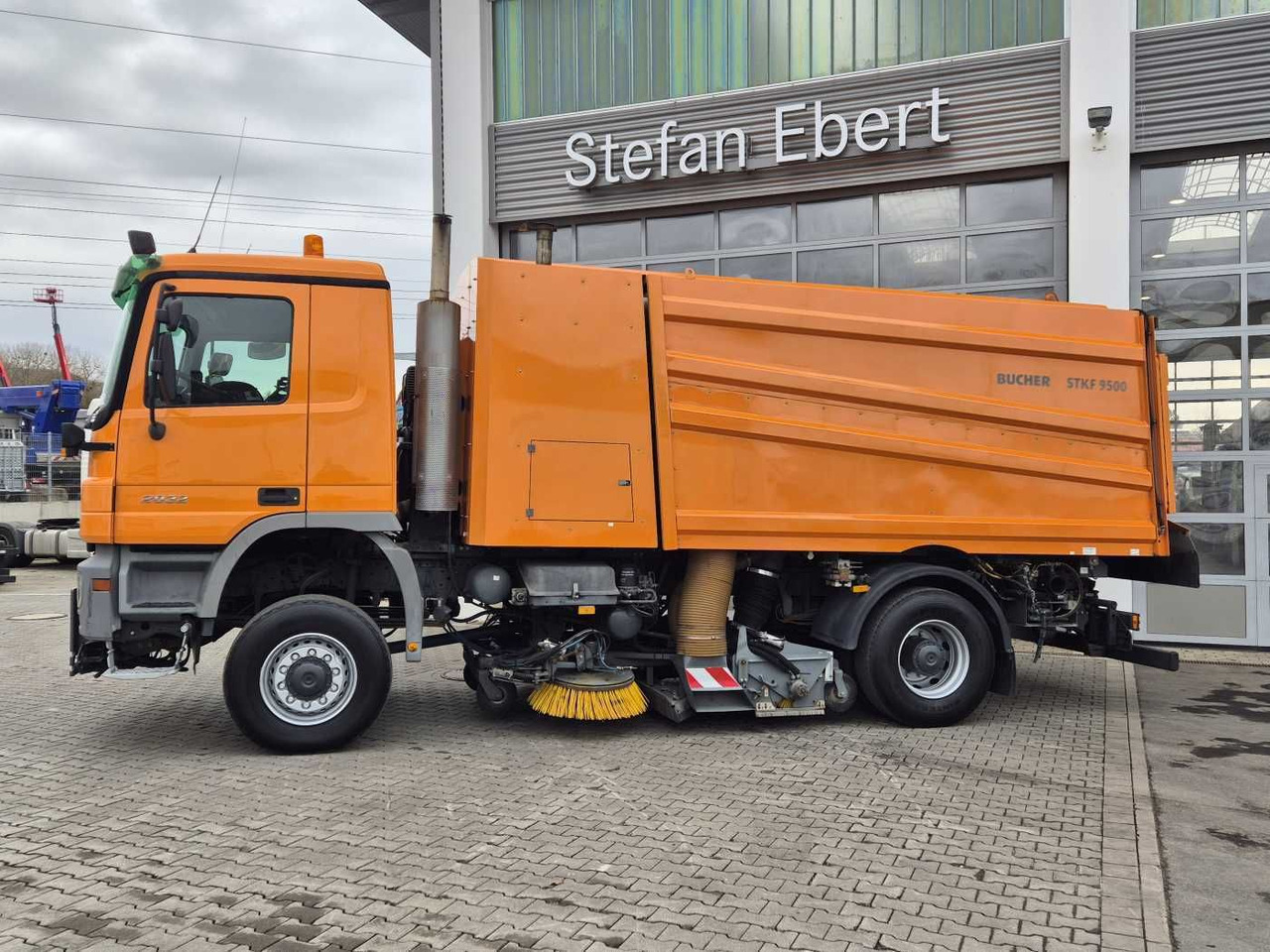 Mercedes-Benz Actros 2032 A 4x4 Bucher STKF 9500 Airport 30x - Road sweeper: picture 5 Mercedes-Benz Actros 2032 A 4x4 Bucher STKF 9500 Airport 30x - Road sweeper: picture 5